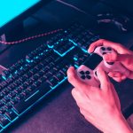 Come-diventare-un-programmatore-videogiochi-mani-che-tengono-joystick