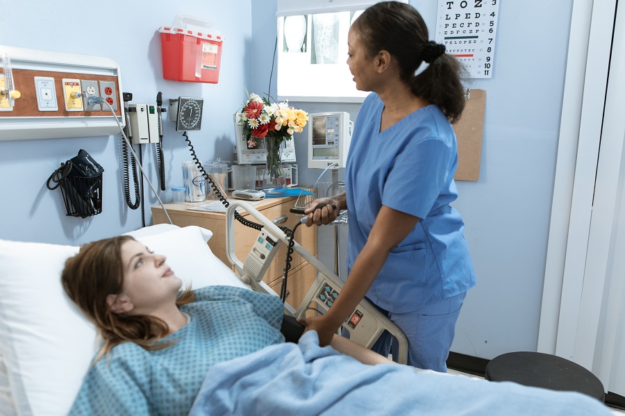 infermiera che assiste una donna in ospedale