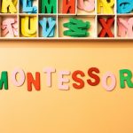 la-parola-montessori-rappresentata-come-un-concetto-da-lettere-di-colore-in-legno-su-uno-sfondo