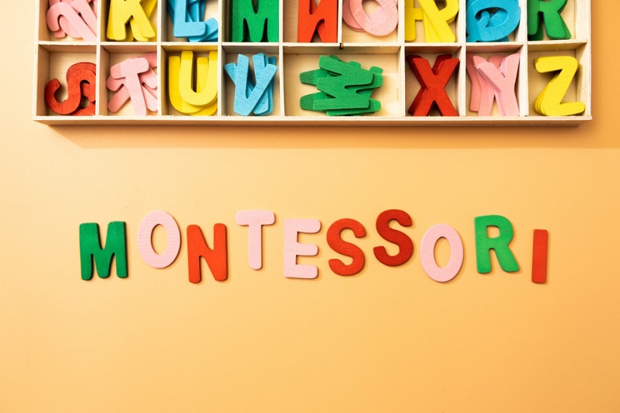 la-parola-montessori-rappresentata-come-un-concetto-da-lettere-di-colore-in-legno-su-uno-sfondo