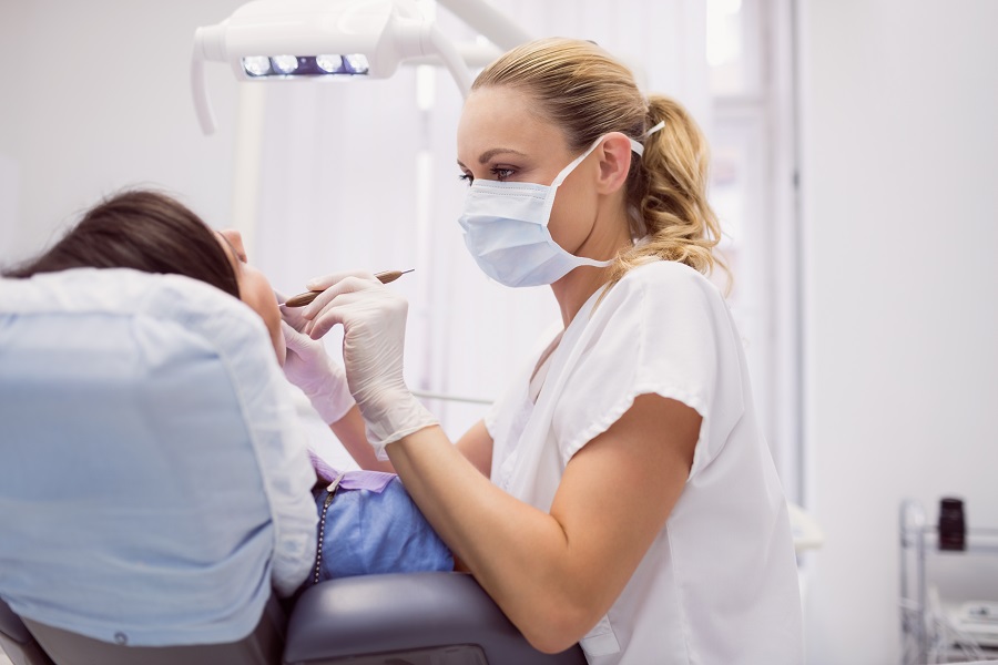igienista dentale che visita paziente