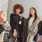 donna che si fa consigliere i vestiti da una consulente d immagine