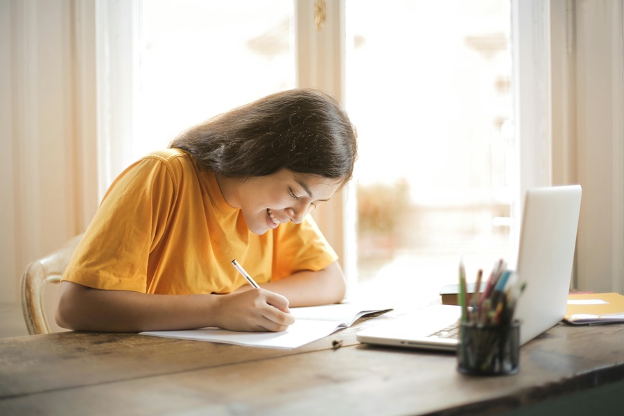 ragazza che studia felice, università telematica