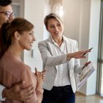 Come diventare agente immobiliare agente immobiliare che mostra casa ad una coppia